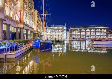 LONDON, GROSSBRITANNIEN - 05 Januar: Dies ist eine Nacht Blick auf die berühmte St. Katharine Docks, ein Büro und Hafen im Zentrum von London am 05. Januar Stockfoto