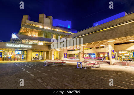 LONDON, GROSSBRITANNIEN, 17. Januar: Nachtansicht des Nationaltheaters Gebäude, welches ein Wahrzeichen und beliebtes Reiseziel in London Stockfoto