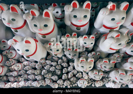 Tonnen von kleinen Puppen "Beckoning Cat' als Maneki Neko an Gotokuji in Tokio, Japan. Stockfoto