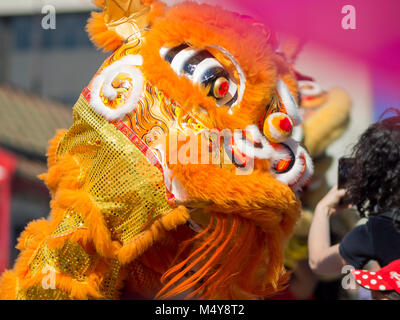 Los Angeles, FEB 17: Drachen und Löwen Tanz der Goldern Dragon Parade am 17.Februar, 2018 in Los Angeles, Kalifornien Stockfoto