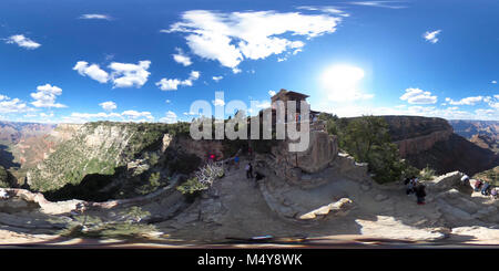 Was im ersten Moment erscheint wie eine kleine, geschäftige Rock Shop, mehrere Balkone mit immersiven Canyon Blick öffnet - take a look! Im Jahre 1914 erbaut, schmiegt sich Mary Colter's Lookout Studio zu den Klippen gerade östlich der Bright Angel Trail. Aus der Ferne, Es fügt sich wunderbar in die Umgebung ein. Einen Moment auf der niedrigsten Stufe können eine besondere Art des Friedens bieten. - Ms Bild Beschreibung: 360 Ansicht von Lookout Studio Gebäude, Observation Deck, und die umliegenden Canyons.] Suche Studio - Grand Canyon National Park. Stockfoto