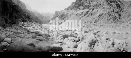 U.S.G.S. Reise (CLAUDE BIRDS) - HINTERE ANSICHT DES GRAND CANYON VOM EINSIEDLER CREEK RAPID. Foto von E.C. LARUE. 28. AUGUST 1923 Grand Canyon Nat Park historische Fluss Foto. Stockfoto