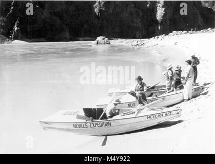 NORMAN NEVILLS COLORADO RIVER EXPEDITION, in der Nähe der Mündung des Bright Angel Creek. Fotograf unbekannt. CIRCA 1938. Grand Canyon Nat Park historische Fluss Foto. Stockfoto