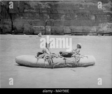 BILL DAVIS UND SEINE FRAU IM SCHLAUCHBOOT an Lees Ferry, Juli 1952. Die DAVIS TRAT DER MEXICAN HAT EXPEDITION HIER UND BLIEB MIT IHNEN ZU BRIGHT ANGEL. Fotograf H.C. BRYANT. CIRCA 1952. Grand Canyon Nat Park historische Fluss Foto. Stockfoto