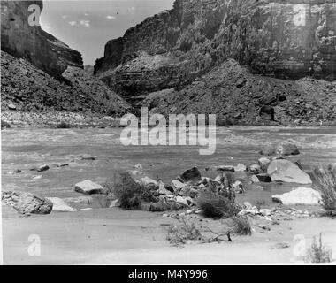 Blick über BADGER CREEK RAPIDS, Badger Creek, von der Südseite des Colorado River, CARRYIN 103500 CFS. Fotograf R.S. LEDING. CIRCA 1952. Grand Canyon Nat Park historische Fluss Foto. Stockfoto