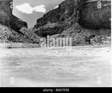 Blick über BADGER CREEK RAPIDS, Badger Creek, von der Südseite des Colorado River, 19. Juni 1952. Fluss DURCHFÜHRUNG 103500 CFS. Fotograf R.S. LEDING. CIRCA 1952. Grand Canyon Nat Park historische Fluss Foto. Stockfoto