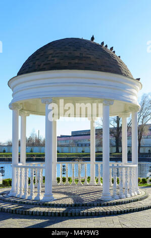 Schöne weiße Alkoven auf dem See im Park. Stockfoto