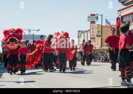 Los Angeles, FEB 17: Drachen und Löwen Tanz der Goldern Dragon Parade am 17.Februar, 2018 in Los Angeles, Kalifornien Stockfoto