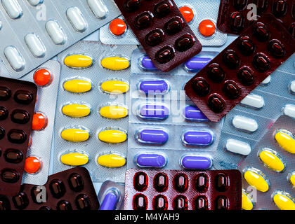 Stapel der bunten Pillen Tabletten in Blisterpackungen. Global Healthcare Konzept. Schmerzmittel Medikament für die Schmerzen lindern. Stockfoto