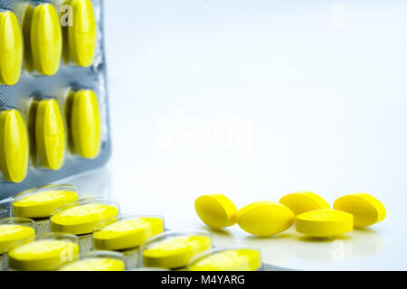 Makroaufnahme Detail der gelbe, ovale Tablette Tabletten Blister auf weißem Hintergrund mit kopieren. Schmerzmittel Medizin. Stockfoto