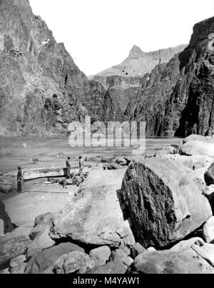 Von John Wesley Powell'S 2ND EXPEDITION. Sie koppeln BOOTE IN DEN ERSTEN Granite Gorge. 'GRAND CANYON DES COLORADO RIVER. AUGUST 1872. Grand Canyon Nat Park historische Fluss Foto. Stockfoto