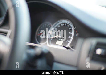 Geschwindigkeitsanzeige auf dem Armaturenbrett des Autos Stockfoto