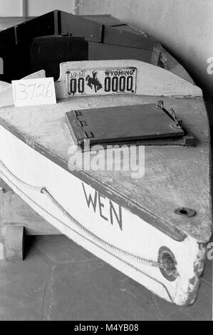 Zustand des historischen Boot angezeigt im BESUCHERZENTRUM Terrasse. WEN 13726 GRCA 10 JULI 1984 Grand Canyon Nat Park historische Fluss Foto. Stockfoto