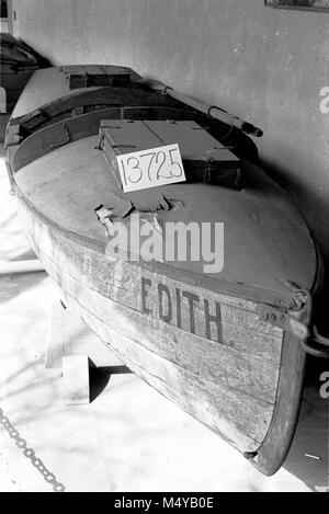 Zustand des historischen Boot angezeigt im BESUCHERZENTRUM Terrasse. EDITH GRCA 13725. 10. JULI 1984 Grand Canyon Nat Park historische Fluss Foto. Stockfoto