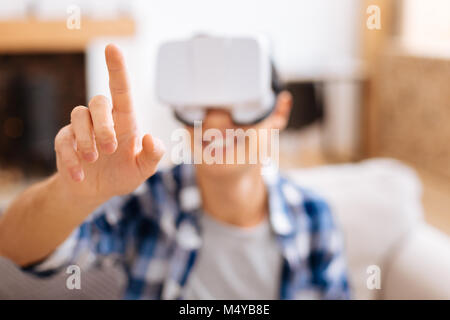 Lächelnd Jugendlichen tragen ein VR-Headset Stockfoto