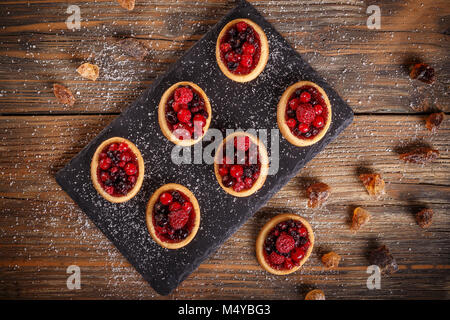 Blick von oben auf die shortcake Torten auf rustikalen Holztisch Stockfoto