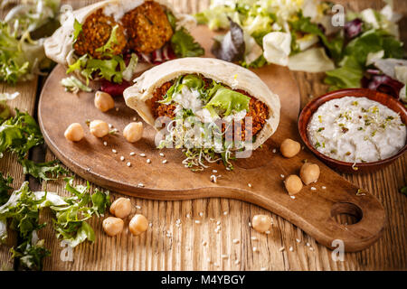 Falafel, im Nahen und Mittleren Osten frittierte Kichererbsen Kugeln in pita Brot Stockfoto