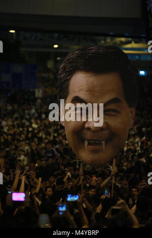 HONG KONG, Sept. 29: Demonstranten nehmen die Leiter des Chief Executive, Leung Chun Ying, oder CY Leung in der Admiralität am 29. September 2014. Nach den Ausschreitungen der Polizei Feuer Shell auf die Demonstranten Tränengas, mehr Leute melden Sie Stockfoto