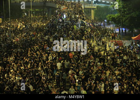 HONG KONG, Sept. 30: Demonstranten auf die Straße in der Nähe der Regierung Hauptquartier in der Admiralität besetzen am 30. September 2014. Nach den Ausschreitungen der Polizei Feuer Shell auf die friedlichen Demonstranten Tränengas, Leute verbinden den Protest Stockfoto