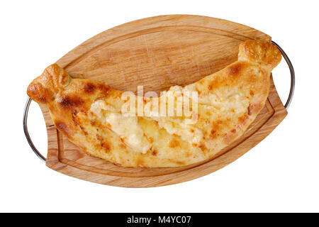 Nationale Bäckerei der kaukasischen Völker Khachapuri mit Käse. Isoliert. Stockfoto