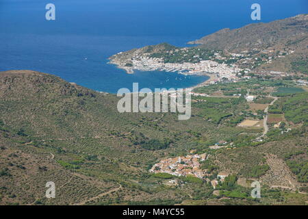 Luftaufnahme Spanien Costa Brava die Stadt El Port de la Selva und das Dorf La Selva de Mar, Katalonien, Alt Emporda, Girona, Mittelmeer Stockfoto