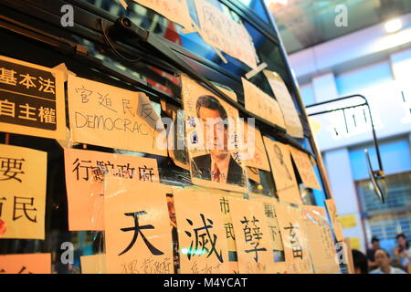 Hongkong, OCT. 13: Menschen post die Notiz an der Wand des Büros in der Admiralität admiralität Regierung am 13. Oktober 2014. Regenschirm Revolution nach zwei Woche, Leute bestehen noch im Protest besetzen. Stockfoto