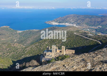 Spanien Costa Brava Landschaft, das Kloster Sant Pere de Rodes überragt die Stadt am Meer El Port de la Selva, Katalonien, Girona, Mittelmeer Stockfoto