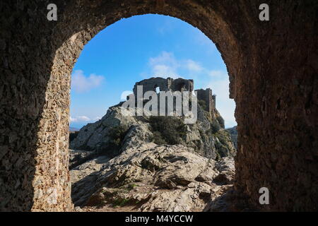 Die Ruinen der Burg de Verdera an der Spitze von Sant Salvador Saverdera Berg, Spanien, Katalonien, Alt Emporda, Girona Stockfoto