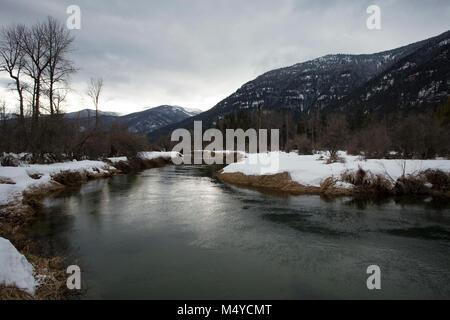 Bull River Wicklung südlich durch das Kabinett Berge an einem kalten, bewölkten Tag. Stockfoto