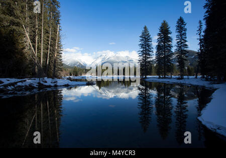 Reflexionen in Elche Teich auf Bull River, der Ibex Peak und das Kabinett in den Bergen, im Nordwesten von Montana. Stockfoto