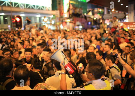 HONG KONG, OKT 3: Spannungen zwischen den Demonstranten und Regierung Unterstützer, auch einige Gangster in Mongkok am 3. Okt. 2014. Nachdem die Polizei Feuer Shell in friedlichen Protest und zerreißen, Leute verbinden den Protest Stockfoto