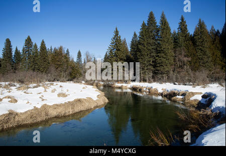 Ein im Bull River Bend, wie es Winde Winde nach Norden durch das Kabinett in den Bergen, an einem kalten, klaren Tag, in Sanders County, Northwest Montana. Stockfoto