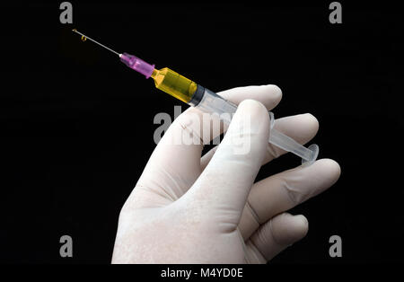 Die Spritze in der Hand des Arztes bereit zur Injektion zu kranken Menschen im Krankenhaus Stockfoto