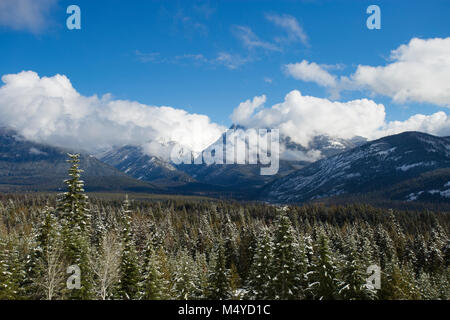 Ein Winter der Schnee bestäubt Kabinett Bergen über die Bull River Valley, von Eagle, in Sanders County im US-Bundesstaat Montana. Stockfoto