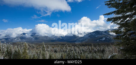 Ein Winter der Schnee bestäubt Kabinett Bergen über die Bull River Valley, von Eagle, in Sanders County im US-Bundesstaat Montana. Stockfoto