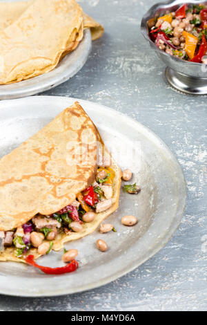 Herzhafte Buchweizen Pfannkuchen mit weißen Bohnen, Rote und gelbe Paprika, Petersilie und Huhn. Mexikanische Quesadilla. Stockfoto