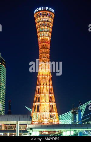 Japan, Kobe. In der Nacht Blick auf das beleuchtete orangefarbene Kobe-hafen gegen schwarzen Himmel. Stockfoto