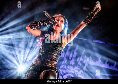 Norwegen, Oslo - Februar 1, 2018. Die schwedische Melodic Death Metal Band Arch Enemy führt ein Live Konzert auf Rockfeller in Oslo. Hier Sänger Alissa White-Gluz wird gesehen, live auf der Bühne. (Foto: Gonzales Foto - Terje Dokken). Stockfoto