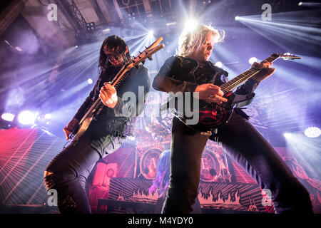 Norwegen, Oslo - Februar 1, 2018. Die schwedische Melodic Death Metal Band Arch Enemy führt ein Live Konzert auf Rockfeller in Oslo. Hier Gitarristen Jeff Loomis (R) und Michael Amott (L) werden live auf der Bühne gesehen. (Foto: Gonzales Foto - Terje Dokken). Stockfoto