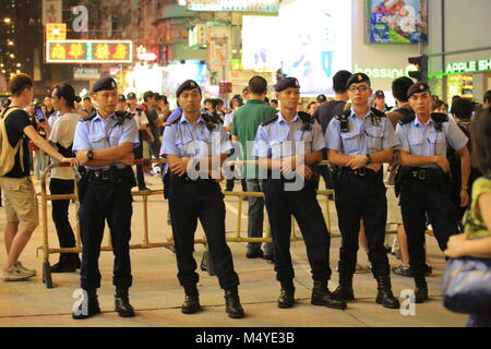 HONG KONG, Aug. 17: Spannungen zwischen der Polizei und Demonstranten in Mong Kok am 17. Oktober 2014. Während der Regenschirm Revolution, Polizei klar die Straßensperre, aber einen Tag nach der Demonstrant die Straße wieder besetzen Stockfoto