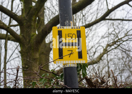 Ein Hydrant Zeichen auf ein Metall street light Pole, Chipping, Preston, Lancashire. Stockfoto