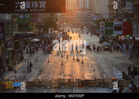 Hongkong, OCT. 12: Leute die Straße Block in der Mitte der Straße in ocuppy Protest in Mong Kok am 12. Oktober 2014. Regenschirm Revolution zwei Woche vor, Leute immer noch darauf bestehen Stockfoto