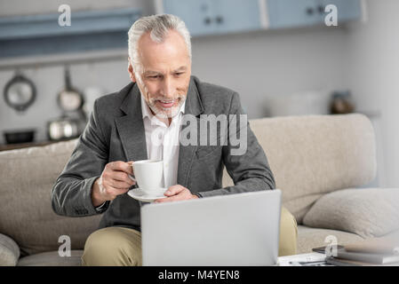 Positiv erfreut Mann, der Kaffeepause Stockfoto