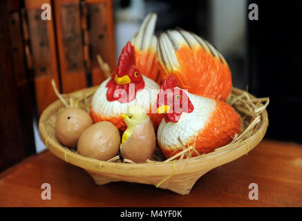 Keramik Huhn im Korb für Geschenk Stockfoto