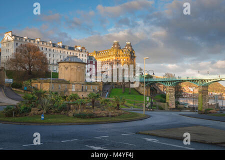 Scarborough GROSSBRITANNIEN, Ansicht der Rotunde Museum, das Grand Hotel und Spa Brücke von der Valley Road in Scarborough. North Yorkshire. Stockfoto