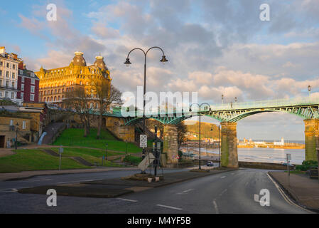 Scarborough Großbritannien Stadt, Sonnenuntergang Blick auf das Grand Hotel in Scarborough und auch den Hafen zwischen den Säulen des Spa Bridge, North Yorkshire eingerahmt. Stockfoto