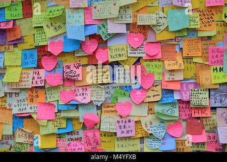 Hongkong, OCT. 13: Menschen post die Notiz an der Wand des Büros in der Admiralität admiralität Regierung am 13. Oktober 2014. Regenschirm Revolution nach zwei Woche, Leute bestehen noch im Protest besetzen. Stockfoto