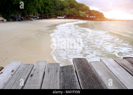 Meer aus Holz entspannen Brücke auf dem Morgen Zeit Foto in den frühen Morgen mit Sonnenaufgang dunkel und Lowlight unter bewölkten Beleuchtung. Stockfoto