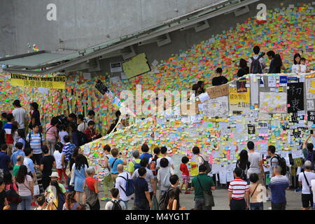 Hongkong, OCT. 13: Menschen post die Notiz an der Wand des Büros in der Admiralität admiralität Regierung am 13. Oktober 2014. Regenschirm Revolution nach zwei Woche, Leute bestehen noch im Protest besetzen. Stockfoto