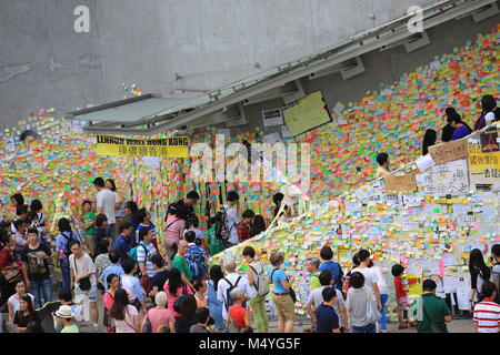 Hongkong, OCT. 13: Menschen post die Notiz an der Wand des Büros in der Admiralität admiralität Regierung am 13. Oktober 2014. Regenschirm Revolution nach zwei Woche, Leute bestehen noch im Protest besetzen. Stockfoto